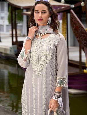 Women Floral Embroidered Regular Thread Work Kurta with Trousers & With Dupatta 4