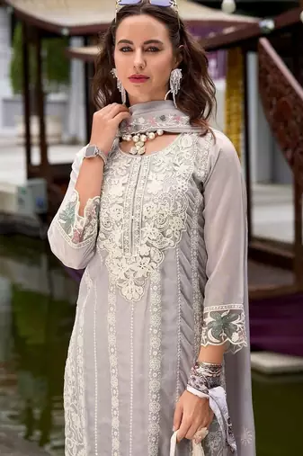 Women Floral Embroidered Regular Thread Work Kurta with Trousers & With Dupatta