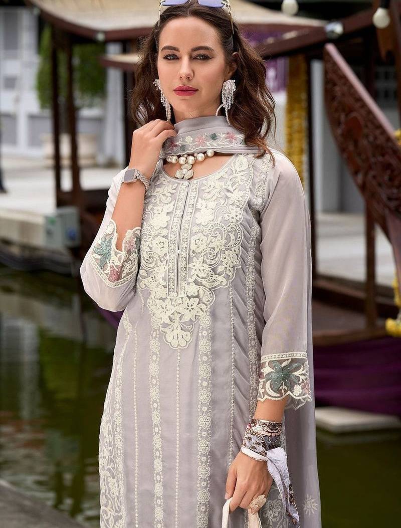 Women Floral Embroidered Regular Thread Work Kurta with Trousers & With Dupatta