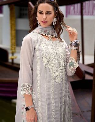 Women Floral Embroidered Regular Thread Work Kurta with Trousers & With Dupatta 5