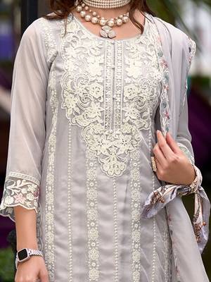 Women Floral Embroidered Regular Thread Work Kurta with Trousers & With Dupatta 6