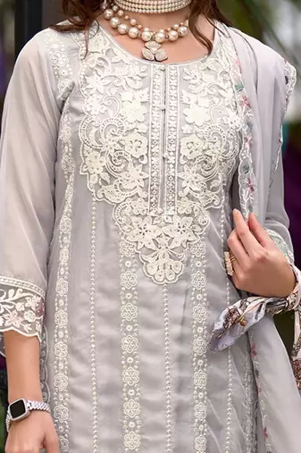 Women Floral Embroidered Regular Thread Work Kurta with Trousers & With Dupatta