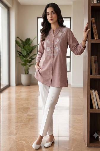 Oniun embroidered short tunic kurti with off-white bottom set