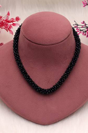Black color magnetic beaded necklace with everyday style