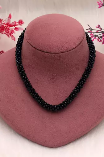 Black color magnetic beaded necklace with everyday style