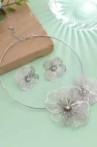Silver color floral shape anti tarnish hasli necklace set