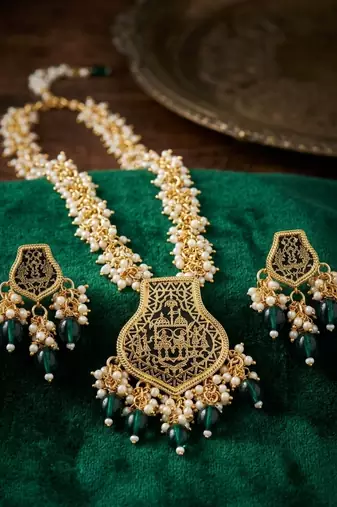 Gold-toned green pearl beaded thewa jewellery set with earrings