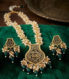 Gold-toned green pearl beaded thewa jewellery set with earrings