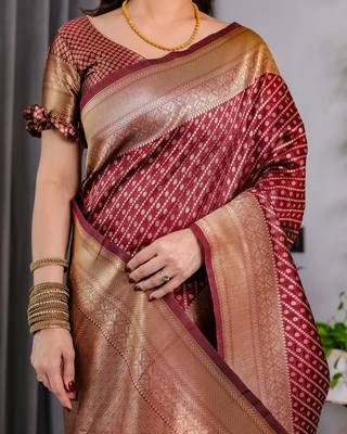 Maroon elegant zari woven banarasi silk sarees with attached blouse 5
