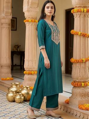 Women Ethnic Motifs Embroidered Regular Thread Work Liva Kurta with Palazzos 3