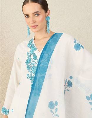 Women Floral Embroidered Regular Thread Work Kurta with Trousers & With Dupatta 2