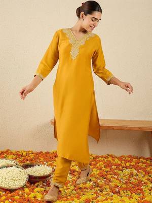 Women Ethnic Motifs Embroidered Regular Thread Work Kurta with Trousers 1