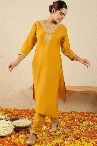 Women Ethnic Motifs Embroidered Regular Thread Work Kurta with Trousers