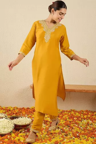 Women Ethnic Motifs Embroidered Regular Thread Work Kurta with Trousers