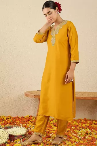 Women Ethnic Motifs Embroidered Regular Thread Work Kurta with Trousers