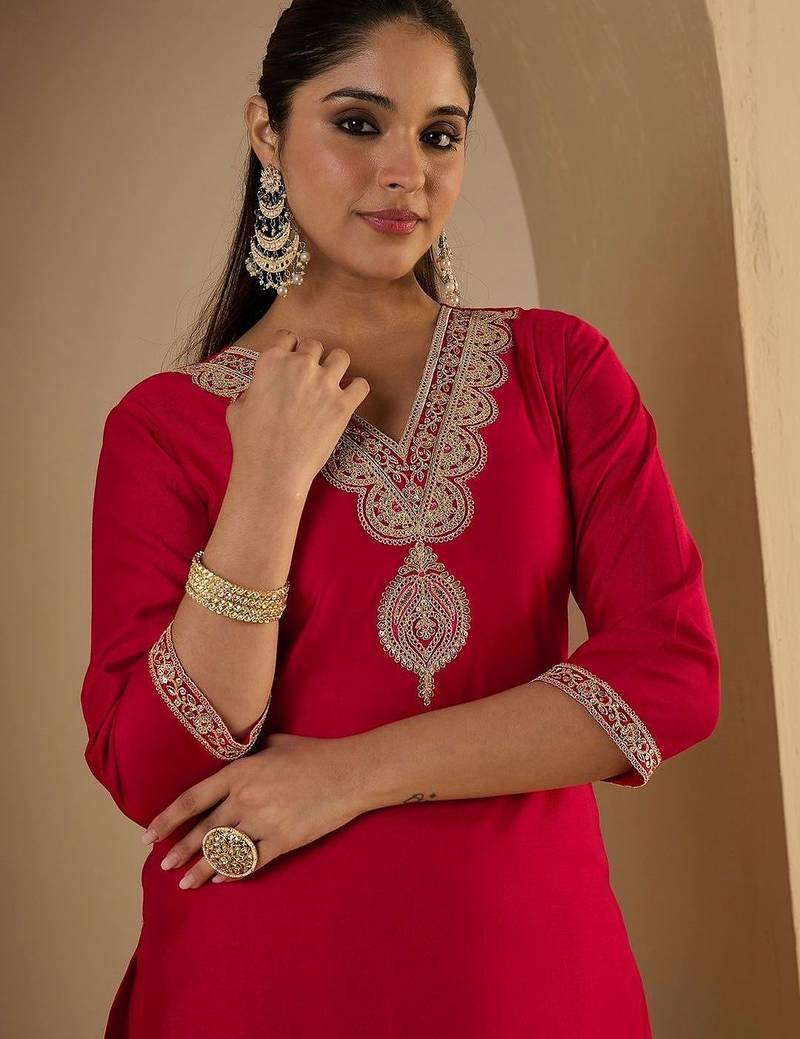 Women Ethnic Motifs Embroidered Regular Thread Work Liva Kurta with Trousers