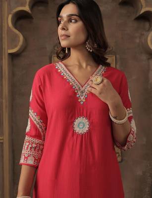 Women Ethnic Motifs Embroidered Regular Thread Work Kurta with Trousers 1