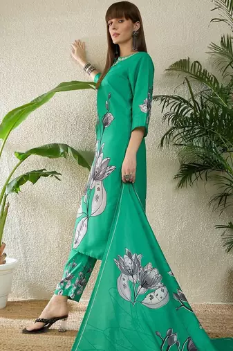 Women Floral Printed Regular Thread Work Kurta with Trousers & With Dupatta