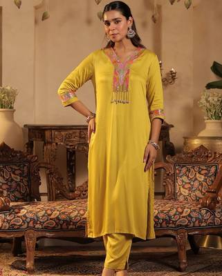 Women Ethnic Motifs Embroidered Regular Thread Work Kurta with Trousers 1