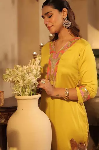 Women Ethnic Motifs Embroidered Regular Thread Work Kurta with Trousers