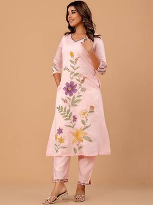 Women Floral Embroidered Regular Thread Work Kurta with Trousers 1