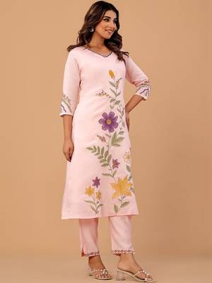 Women Floral Embroidered Regular Thread Work Kurta with Trousers 2