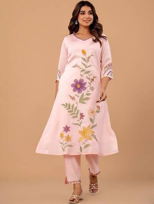 Women Floral Embroidered Regular Thread Work Kurta with Trousers 5