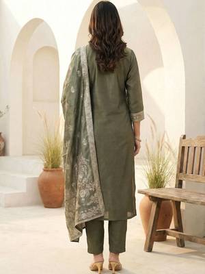 Women Regular Kurta with Trousers & With Dupatta 3
