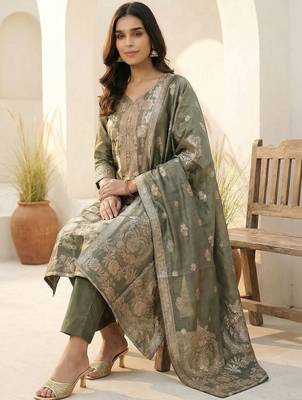 Women Regular Kurta with Trousers & With Dupatta 4