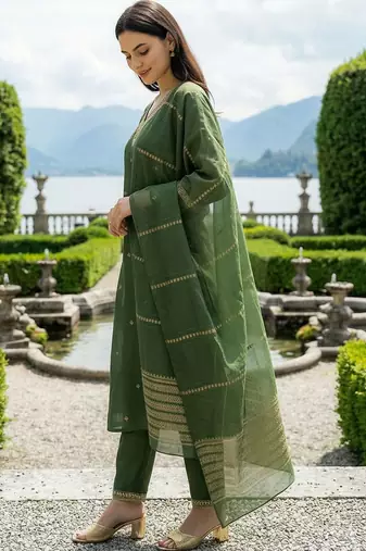 Women Ethnic Motifs Embroidered Regular Thread Work Kurta with Trousers & With Dupatta