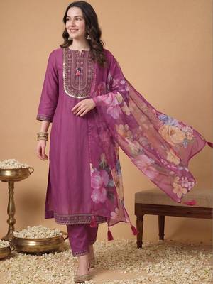 Women Floral Embroidered Regular Thread Work Kurta with Trousers & With Dupatta 1