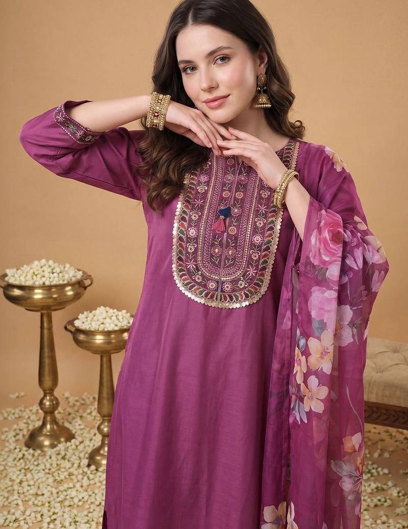 Women Floral Embroidered Regular Thread Work Kurta with Trousers & With Dupatta