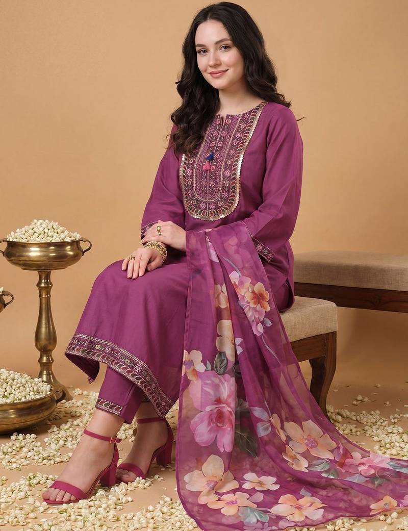 Women Floral Embroidered Regular Thread Work Kurta with Trousers & With Dupatta