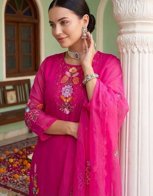 Women Floral Embroidered Regular Thread Work Kurta with Trousers & With Dupatta 2