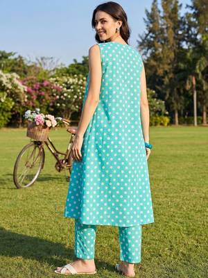 Women Printed Regular Pure Cotton Kurta with Trousers 4