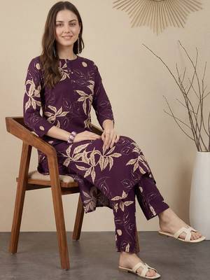 Women Floral Printed Regular Kurta with Trousers 5