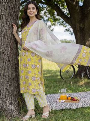Women Floral Printed Regular Pure Cotton Kurta with Trousers & With Dupatta 3