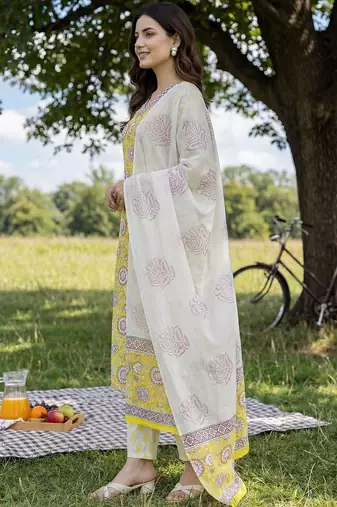 Women Floral Printed Regular Pure Cotton Kurta with Trousers & With Dupatta