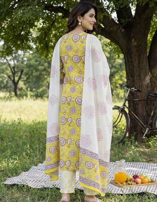 Women Floral Printed Regular Pure Cotton Kurta with Trousers & With Dupatta 5