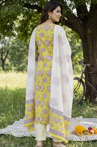 Women Floral Printed Regular Pure Cotton Kurta with Trousers & With Dupatta