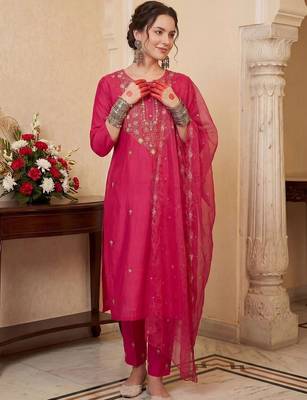 Women Floral Embroidered Regular Thread Work Kurta with Trousers & With Dupatta 1