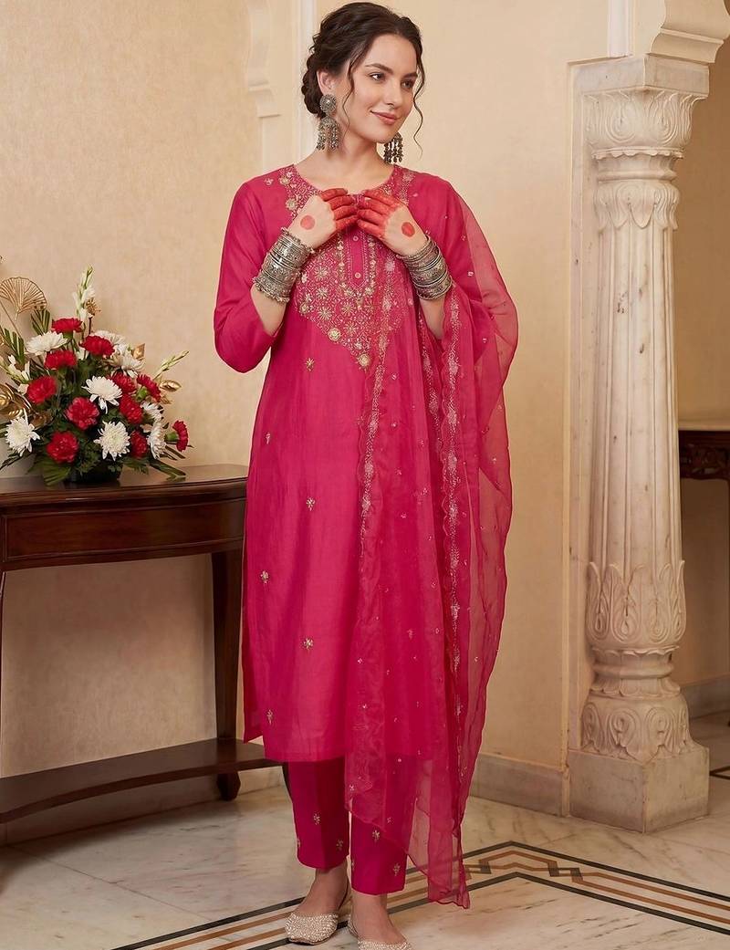 Women Floral Embroidered Regular Thread Work Kurta with Trousers & With Dupatta