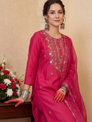 Women Floral Embroidered Regular Thread Work Kurta with Trousers & With Dupatta 2