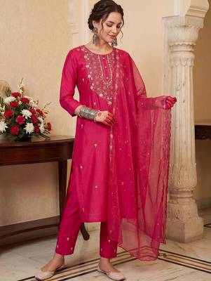 Women Floral Embroidered Regular Thread Work Kurta with Trousers & With Dupatta 6
