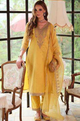 Women Ethnic Motifs Embroidered Regular Kurta with Trousers & With Dupatta