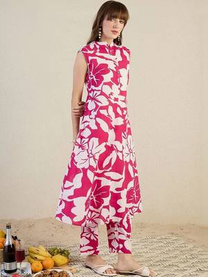Women Floral Printed Pleated Pure Cotton Kurta with Trousers 3