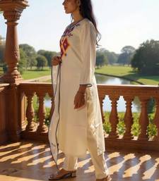 Women Embroidered Regular Thread Work Liva Kurta with Trousers & With Dupatta