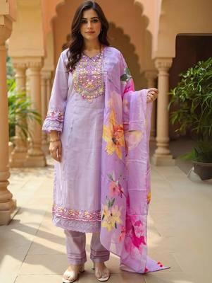 Women Floral Embroidered Regular Thread Work Kurta with Trousers & With Dupatta 1