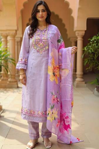 Women Floral Embroidered Regular Thread Work Kurta with Trousers & With Dupatta