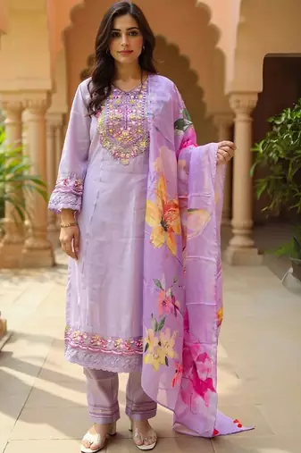Women Floral Embroidered Regular Thread Work Kurta with Trousers & With Dupatta